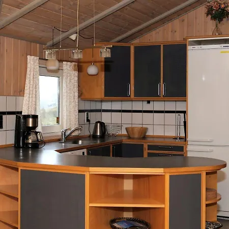 Four-bedroom Holiday In 10 *