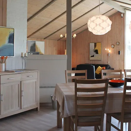 Feriehus Four-bedroom Holiday In 10 *
